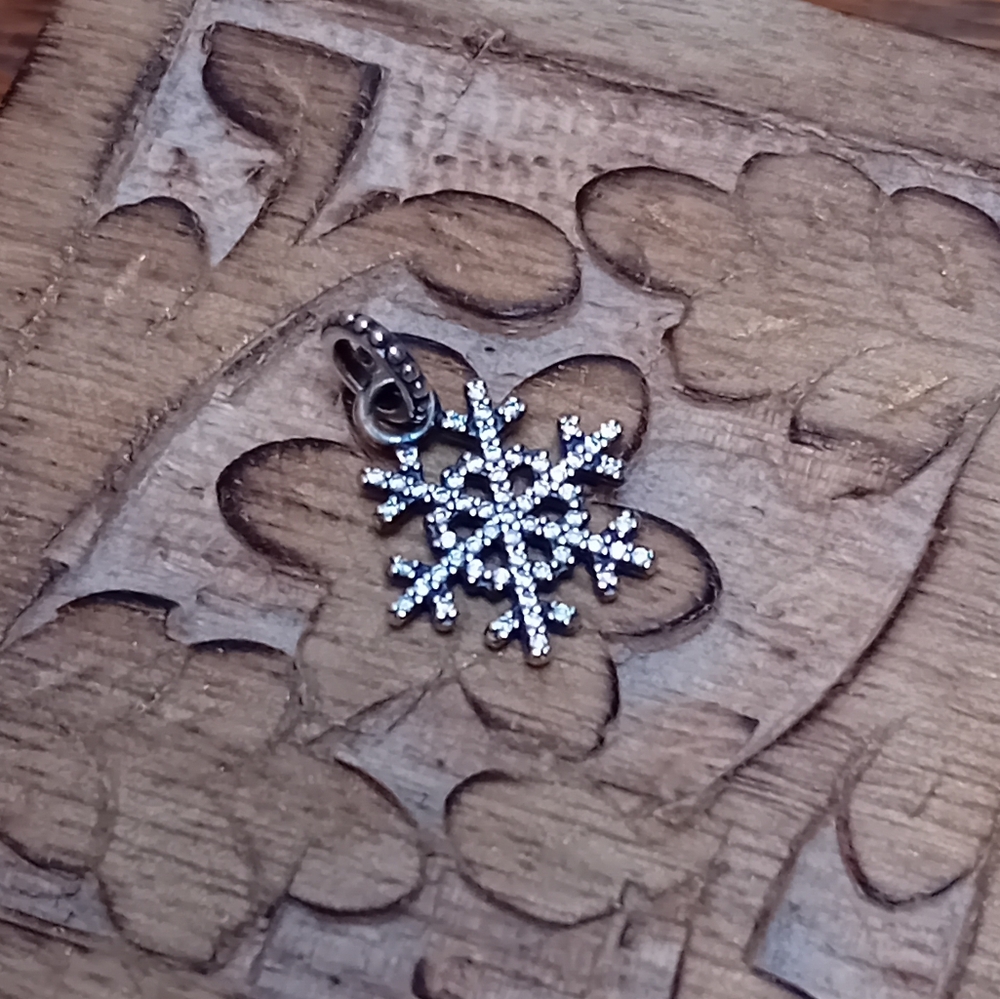 Pandora Retired Pendant/Charm❄️ Winter Kiss Snowflake, Clear Zirconia Stones❄️